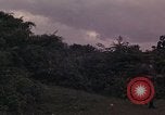 Standbild ARVN-Truppen escort Vietcong Gefangenen unter Bewachung einem vietnamesischen von Tuy Hoà Süd Vietnam, 1962, aus Sekunde 29 historischem Filmmaterial Videoclip 65675039920