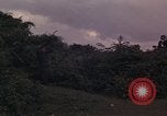 Standbild ARVN-Truppen escort Vietcong Gefangenen unter Bewachung einem vietnamesischen von Tuy Hoà Süd Vietnam, 1962, aus Sekunde 30 historischem Filmmaterial Videoclip 65675039920