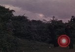 Standbild ARVN-Truppen escort Vietcong Gefangenen unter Bewachung einem vietnamesischen von Tuy Hoà Süd Vietnam, 1962, aus Sekunde 33 historischem Filmmaterial Videoclip 65675039920