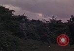 Standbild ARVN-Truppen escort Vietcong Gefangenen unter Bewachung einem vietnamesischen von Tuy Hoà Süd Vietnam, 1962, aus Sekunde 34 historischem Filmmaterial Videoclip 65675039920