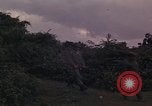 Standbild ARVN-Truppen escort Vietcong Gefangenen unter Bewachung einem vietnamesischen von Tuy Hoà Süd Vietnam, 1962, aus Sekunde 35 historischem Filmmaterial Videoclip 65675039920
