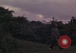 Standbild ARVN-Truppen escort Vietcong Gefangenen unter Bewachung einem vietnamesischen von Tuy Hoà Süd Vietnam, 1962, aus Sekunde 36 historischem Filmmaterial Videoclip 65675039920