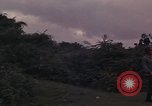 Standbild ARVN-Truppen escort Vietcong Gefangenen unter Bewachung einem vietnamesischen von Tuy Hoà Süd Vietnam, 1962, aus Sekunde 37 historischem Filmmaterial Videoclip 65675039920