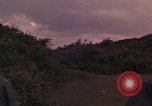 Standbild ARVN-Truppen escort Vietcong Gefangenen unter Bewachung einem vietnamesischen von Tuy Hoà Süd Vietnam, 1962, aus Sekunde 39 historischem Filmmaterial Videoclip 65675039920