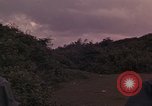 Standbild ARVN-Truppen escort Vietcong Gefangenen unter Bewachung einem vietnamesischen von Tuy Hoà Süd Vietnam, 1962, aus Sekunde 40 historischem Filmmaterial Videoclip 65675039920