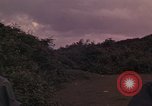 Standbild ARVN-Truppen escort Vietcong Gefangenen unter Bewachung einem vietnamesischen von Tuy Hoà Süd Vietnam, 1962, aus Sekunde 42 historischem Filmmaterial Videoclip 65675039920
