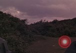 Standbild ARVN-Truppen escort Vietcong Gefangenen unter Bewachung einem vietnamesischen von Tuy Hoà Süd Vietnam, 1962, aus Sekunde 43 historischem Filmmaterial Videoclip 65675039920