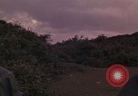 Standbild ARVN-Truppen escort Vietcong Gefangenen unter Bewachung einem vietnamesischen von Tuy Hoà Süd Vietnam, 1962, aus Sekunde 44 historischem Filmmaterial Videoclip 65675039920