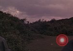 Standbild ARVN-Truppen escort Vietcong Gefangenen unter Bewachung einem vietnamesischen von Tuy Hoà Süd Vietnam, 1962, aus Sekunde 45 historischem Filmmaterial Videoclip 65675039920