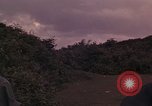 Standbild ARVN-Truppen escort Vietcong Gefangenen unter Bewachung einem vietnamesischen von Tuy Hoà Süd Vietnam, 1962, aus Sekunde 46 historischem Filmmaterial Videoclip 65675039920