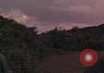 Standbild ARVN-Truppen escort Vietcong Gefangenen unter Bewachung einem vietnamesischen von Tuy Hoà Süd Vietnam, 1962, aus Sekunde 48 historischem Filmmaterial Videoclip 65675039920