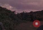 Standbild ARVN-Truppen escort Vietcong Gefangenen unter Bewachung einem vietnamesischen von Tuy Hoà Süd Vietnam, 1962, aus Sekunde 50 historischem Filmmaterial Videoclip 65675039920