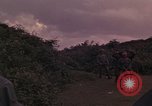 Standbild ARVN-Truppen escort Vietcong Gefangenen unter Bewachung einem vietnamesischen von Tuy Hoà Süd Vietnam, 1962, aus Sekunde 55 historischem Filmmaterial Videoclip 65675039920