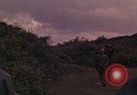 Standbild ARVN-Truppen escort Vietcong Gefangenen unter Bewachung einem vietnamesischen von Tuy Hoà Süd Vietnam, 1962, aus Sekunde 57 historischem Filmmaterial Videoclip 65675039920