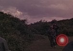 Standbild ARVN-Truppen escort Vietcong Gefangenen unter Bewachung einem vietnamesischen von Tuy Hoà Süd Vietnam, 1962, aus Sekunde 58 historischem Filmmaterial Videoclip 65675039920