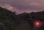 Standbild ARVN-Truppen escort Vietcong Gefangenen unter Bewachung einem vietnamesischen von Tuy Hoà Süd Vietnam, 1962, aus Sekunde 59 historischem Filmmaterial Videoclip 65675039920