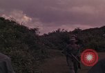 Standbild ARVN-Truppen escort Vietcong Gefangenen unter Bewachung einem vietnamesischen von Tuy Hoà Süd Vietnam, 1962, aus Sekunde 60 historischem Filmmaterial Videoclip 65675039920