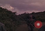 Standbild ARVN-Truppen escort Vietcong Gefangenen unter Bewachung einem vietnamesischen von Tuy Hoà Süd Vietnam, 1962, aus Sekunde 61 historischem Filmmaterial Videoclip 65675039920