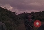 Standbild ARVN-Truppen escort Vietcong Gefangenen unter Bewachung einem vietnamesischen von Tuy Hoà Süd Vietnam, 1962, aus Sekunde 62 historischem Filmmaterial Videoclip 65675039920