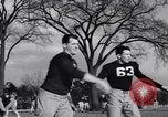 Standbild American Football New York City USA, 1938, aus Sekunde 20 historischem Filmmaterial Videoclip 65675039944