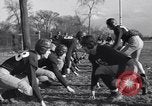 Standbild American Football New York City USA, 1938, aus Sekunde 25 historischem Filmmaterial Videoclip 65675039944