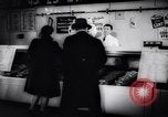 Standbild amerikanische Volk United States USA, 1944, aus Sekunde 27 historischem Filmmaterial Videoclip 65675039954