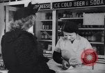 Standbild amerikanische Volk United States USA, 1944, aus Sekunde 36 historischem Filmmaterial Videoclip 65675039954