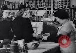 Standbild amerikanische Volk United States USA, 1944, aus Sekunde 39 historischem Filmmaterial Videoclip 65675039954