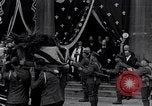Standbild Beerdigung der Krankenschwester Edith Cavell Norfolk England, 1919, aus Sekunde 4 historischem Filmmaterial Videoclip 65675040081