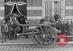 Standbild Beerdigung der Krankenschwester Edith Cavell Norfolk England, 1919, aus Sekunde 10 historischem Filmmaterial Videoclip 65675040081