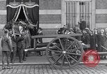 Standbild Beerdigung der Krankenschwester Edith Cavell Norfolk England, 1919, aus Sekunde 16 historischem Filmmaterial Videoclip 65675040081