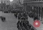 Standbild Beerdigung der Krankenschwester Edith Cavell Norfolk England, 1919, aus Sekunde 29 historischem Filmmaterial Videoclip 65675040081