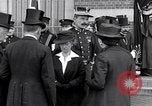 Standbild Beerdigung der Krankenschwester Edith Cavell Norfolk England, 1919, aus Sekunde 32 historischem Filmmaterial Videoclip 65675040081