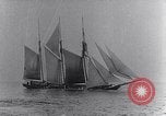Immagine di U-boat tedesca U-35 lavelli tall masted nave Oceano atlantico, 1917, secondo 15 filmato di repertorio 65675040083