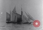 Immagine di U-boat tedesca U-35 lavelli tall masted nave Oceano atlantico, 1917, secondo 16 filmato di repertorio 65675040083