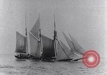 Immagine di U-boat tedesca U-35 lavelli tall masted nave Oceano atlantico, 1917, secondo 17 filmato di repertorio 65675040083