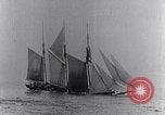 Immagine di U-boat tedesca U-35 lavelli tall masted nave Oceano atlantico, 1917, secondo 18 filmato di repertorio 65675040083
