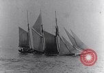 Immagine di U-boat tedesca U-35 lavelli tall masted nave Oceano atlantico, 1917, secondo 19 filmato di repertorio 65675040083