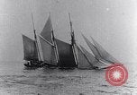 Immagine di U-boat tedesca U-35 lavelli tall masted nave Oceano atlantico, 1917, secondo 20 filmato di repertorio 65675040083