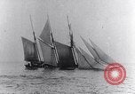 Immagine di U-boat tedesca U-35 lavelli tall masted nave Oceano atlantico, 1917, secondo 21 filmato di repertorio 65675040083