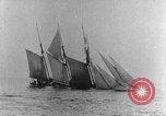 Immagine di U-boat tedesca U-35 lavelli tall masted nave Oceano atlantico, 1917, secondo 22 filmato di repertorio 65675040083