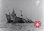 Immagine di U-boat tedesca U-35 lavelli tall masted nave Oceano atlantico, 1917, secondo 23 filmato di repertorio 65675040083