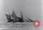 Immagine di U-boat tedesca U-35 lavelli tall masted nave Oceano atlantico, 1917, secondo 24 filmato di repertorio 65675040083