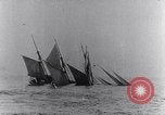 Immagine di U-boat tedesca U-35 lavelli tall masted nave Oceano atlantico, 1917, secondo 25 filmato di repertorio 65675040083