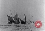 Immagine di U-boat tedesca U-35 lavelli tall masted nave Oceano atlantico, 1917, secondo 26 filmato di repertorio 65675040083