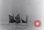 Immagine di U-boat tedesca U-35 lavelli tall masted nave Oceano atlantico, 1917, secondo 27 filmato di repertorio 65675040083