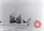 Immagine di U-boat tedesca U-35 lavelli tall masted nave Oceano atlantico, 1917, secondo 28 filmato di repertorio 65675040083