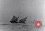 Immagine di U-boat tedesca U-35 lavelli tall masted nave Oceano atlantico, 1917, secondo 30 filmato di repertorio 65675040083