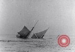 Immagine di U-boat tedesca U-35 lavelli tall masted nave Oceano atlantico, 1917, secondo 31 filmato di repertorio 65675040083