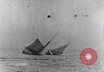 Immagine di U-boat tedesca U-35 lavelli tall masted nave Oceano atlantico, 1917, secondo 32 filmato di repertorio 65675040083